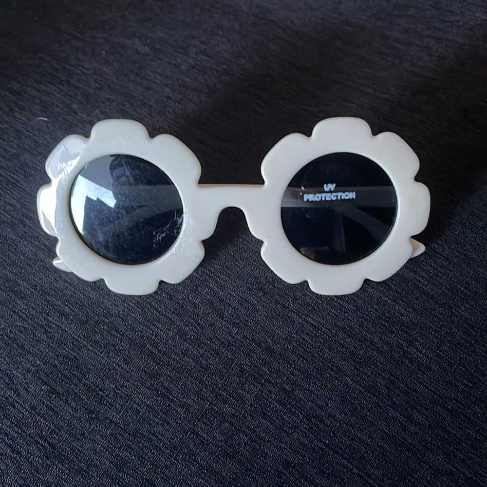 New Girls Daisy Sunglasses w UV Protection Host Pick